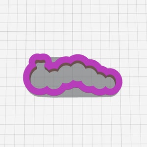 Puede incluir: Un cortador de galletas de pl&aacute;stico morado con forma de oruga.