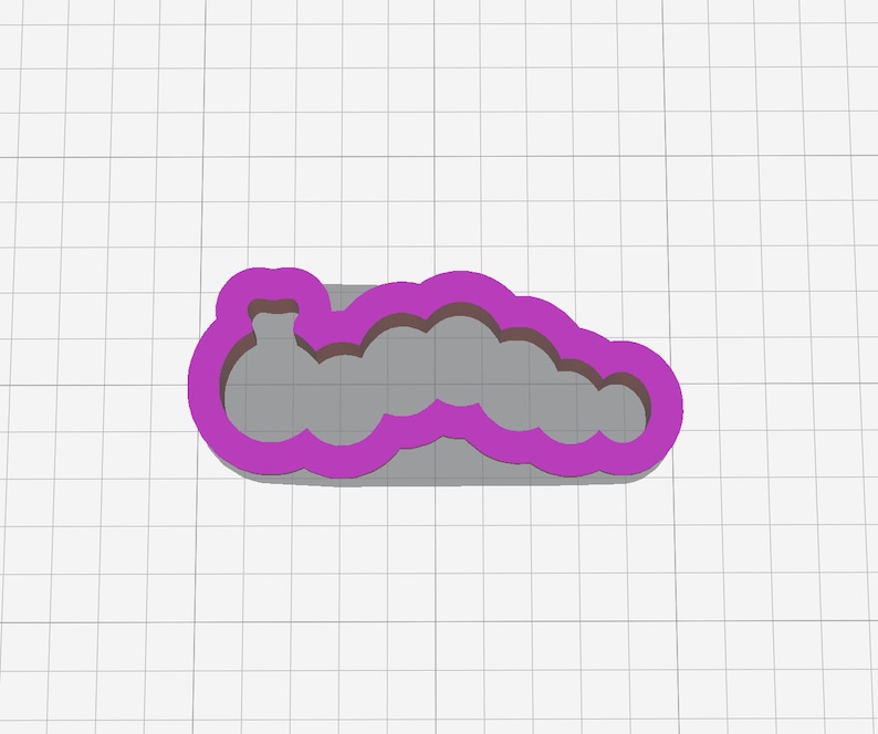 Puede incluir: Un cortador de galletas de pl&aacute;stico morado con forma de oruga.