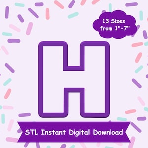 Può includere: Un tagliabiscotti a forma di lettera "H" viola con effetto 3D, su sfondo lilla chiaro con coriandoli colorati. L'immagine include il testo "13 Misure da 2.5cm-17.8cm" e "STL Instant Digital Download".