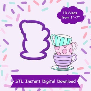 以下が含まれることがあります： パステルストライプとドットで飾られた3つのティーカップのスタックの形をした紫色のプラスチック製のクッキーカッター。画像には、「13サイズ1〜7インチ」と「STLインスタントデジタルダウンロード」というテキストも含まれています。