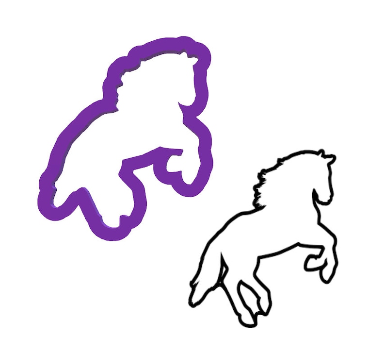 Puede incluir: Un cortador de galletas de pl&aacute;stico morado en forma de un caballo alz&aacute;ndose sobre sus patas traseras. A la derecha se muestra un dibujo de l&iacute;nea negra del mismo caballo.