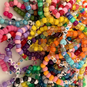 Kandi Bracelet Pack – Zufällige Auswahl an Rave Armbändern – Set von 10, 20, 30, 40, 50, 100 – Festival & Rave Accessoires – Nur PLUR Vibes