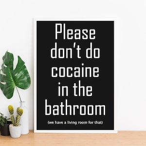Poster "Please don't do cocaine in the bathroom! We have a living room for that" Kunstdruck mit Rahmen in weiß