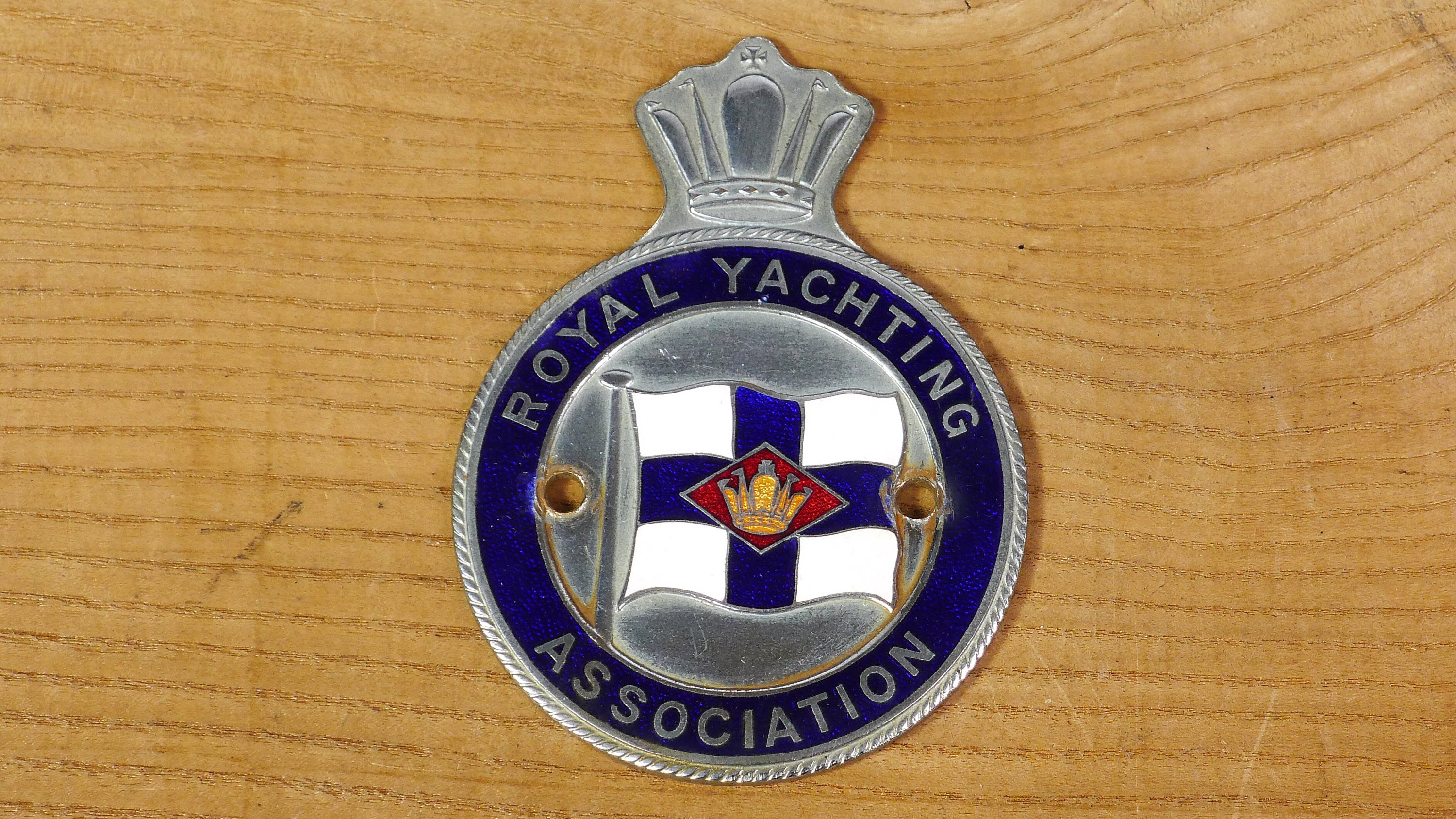 Épinglette vintage drapeau yacht club bourgeoise émaillée voile nautique tons or bleus