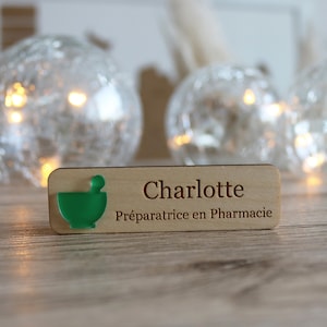Badge with mortarboard - Personalized mortarboard badge - Pharmacy preparer badge - Pharmacy preparer badge - Green mortarboard on wood