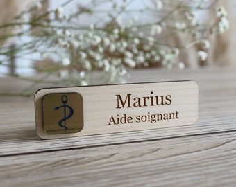 Badge Aide Soignant(e) en bois et or personnalisé