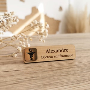 Badge Pharmacien personnalisé Docteur en Pharmacie , badges pharmacy en bois Pharmacienne caducée , pin écussons personnalisable médecin image 1