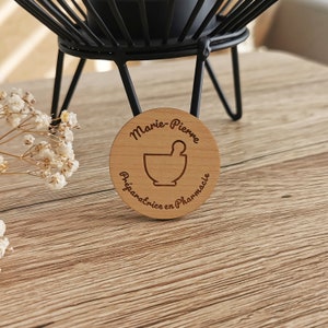 Personalized badge - pharmacy badge - round badge - wood - preparer - preparer - pharmacy - with - mortar - to personalize