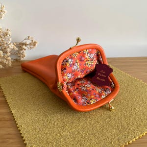 Étui à lunette en cuir orange - Intérieur tissus fleuri et fermoir clic clac doré - étui à lunettes orange - étui vintage cuir - cuir orange
