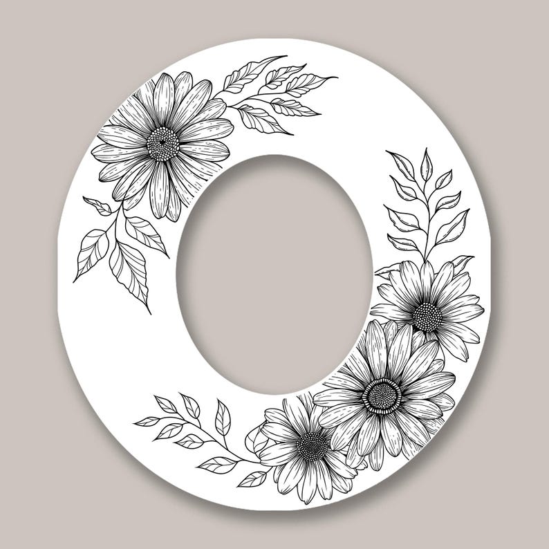 Pode incluir: Uma letra "O" branca decorada com desenhos detalhados a tra&ccedil;o preto de margaridas e folhas. O design floral &eacute; disposto ao redor da borda externa da letra, criando uma apar&ecirc;ncia decorativa e elegante. O fundo &eacute; de uma cor neutra s&oacute;lida.