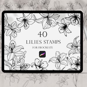 Pode incluir: Uma tela de tablet digital que mostra um gráfico de 40 selos de flores de lírio para Procreate. O texto "40 Lilies Stamps for Procreate" é exibido na tela. O tablet é cercado por um padrão de gráficos de flores de lírio.