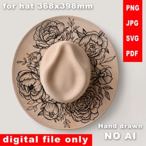 Puede incluir: Sombrero fedora beige con ala ancha, adornado con un diseño floral negro dibujado a mano. El ala presenta grandes flores de peonía y follaje. El texto en la imagen dice: "for hat 368x398mm", "digital file only", "Hand drawn NO AI".