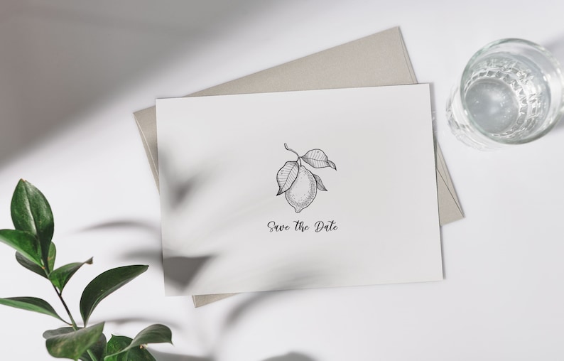 Pu&ograve; includere: Un biglietto bianco con un'illustrazione in bianco e nero di un ramo di limone e il testo "Save the Date" stampato su di esso.