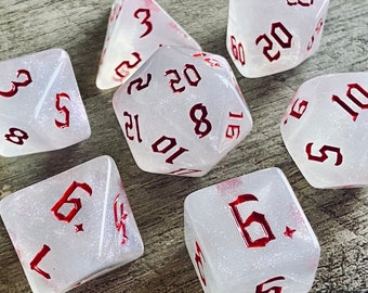 Vampire Dnd-dobbelstenenset voor Dungeons and Dragons | D20 TT RPG polyedrische dobbelstenenset | Wit met bloedrood lettertype!