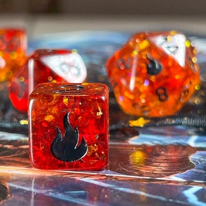 Feuer Licht DnD Würfel Set | Bunt Glitzer, Flammen Gravur | Exklusives Dungeons & Dragons RPG Set