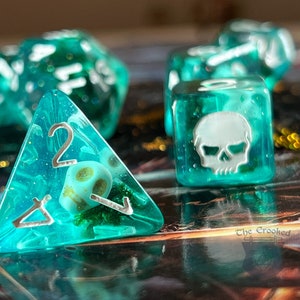 Sunken Skull DnD Dice Set | Moss, Skulls, Engraving | Exclusive Dungeons & Dragons RPG Set