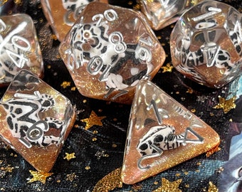 Juego de dados DnD del Valle de la Muerte / Calavera sobre arena dorada / Dados poliédricos de Dungeons and Dragons