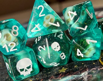 Set met gezonken schedel DnD-dobbelstenen | Mos, schedels, gravure | Exclusieve Dungeons & Dragons RPG-set