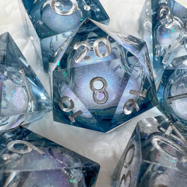 Midnight Liquid Core Würfelset für D&D mit Real Liquid | Handgefertigte Sharp Edge Polyederwürfel für TTRPGs