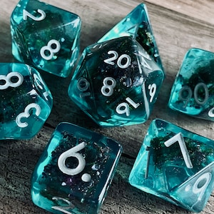 Set de dés D&D Dark Depths pour Donjons et Dragons | Jeu de dés polyédriques D20 TTRPG | Résine bleue avec mousse marine foncée !