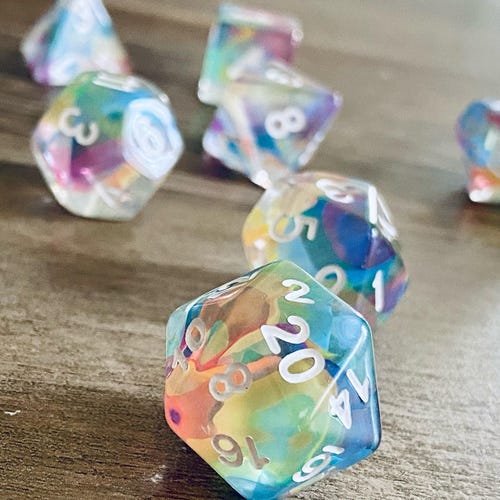 Jeu de dés D&D Bard Song pour Donjons et Dragons | Jeu de dés polyédriques D20 TTRPG | Résine nageant avec des couleurs magiques !