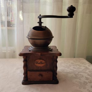 Coffee grinder coffee bean mill vintage decoration apartment decoration pepper mill
