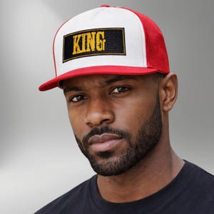 Boné Trucker Bordado King - Boné Urbano Streetwear com Tela na Parte Traseira e Fecho Snapback - Acessório de Cabeça Estampado e Arrojado para Homens e Mulheres