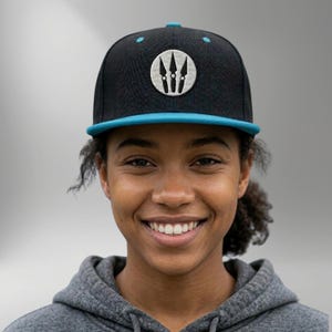 Gorra Tactical Gaming Snapback: visera verde azulado, corona negra, inspirada en Valorant