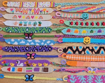 Pulseras de amistad coloridas hechas a mano.