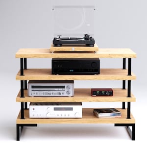 Könnte beinhalten: Ein vierstufiger Holz-Audio-Rack mit schwarzen Metallbeinen. Das Rack enthält einen Plattenspieler, einen Receiver, einen CD-Player und einen kleinen Verstärker.
