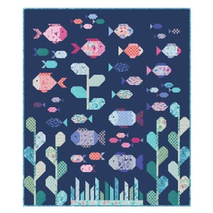 Puede incluir: Un edredón azul marino con una escena submarina con peces de colores y plantas acuáticas. Los peces son de varios tamaños y patrones, incluyendo rosa, rojo y azul. El edredón tiene un borde y está diseñado con formas geométricas.