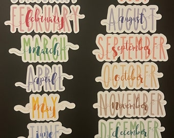 Imanes de calendario con fuente Swirl de RAE DUNN y Spelling Night // Imanes de calendario mensuales // Imanes de calendario mensuales coloridos
