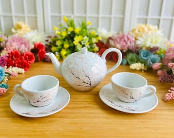 Servizio da tè Sakura Hanami: teiera, tazza e piattino in porcellana ceca dipinta a mano.