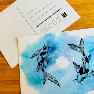 Postkarte Koi Karpfen Fisch im Lotus Teich japanischer Garten Japan-Liebhaber Papier Stift Zeichnung handgemachtes Mondbild soft touch Geschenkidee Postkarte A6