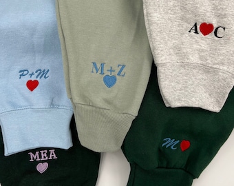 Sweat-shirt ras du cou brodé avec coeur initial personnalisé | chemise pour couple | initiale sur la manche | Chemise pour couple | Anniversaire de mariage