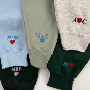 Sudadera de cuello redondo con corazón y inicial bordada personalizada / Camisa para parejas / Inicial en la manga / Camisa para parejas / Aniversario de bodas