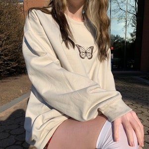 Schmetterling Y2K Gesticktes Sand Beige Gesticktes Rundhals-Sweatshirt