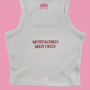Mustached Männer nur bestickt Baby Rib Spaghetti Strap Tank Top oder Baby Tee