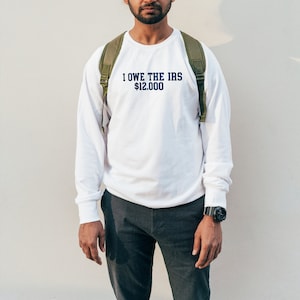 IRS に 12K の借金があります 刺繍入り T シャツまたはクルーネック | 面白いスウェットシャツ | 面白い T シャツ | 面白い刺繍入りクルーネック | 彼への贈り物 | 面白いギフト
