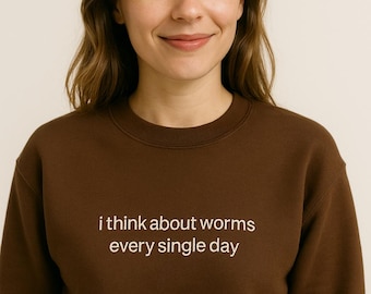Camiseta bordada unisex o sudadera de cuello redondo con la frase "Pienso en gusanos todos los días"