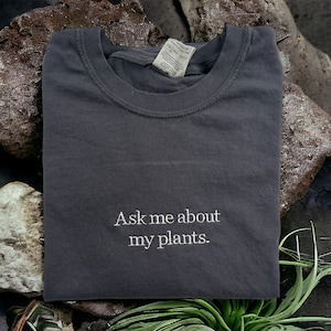 Chiedimi informazioni sulle mie piante T-shirt unisex con colori comfort ricamata