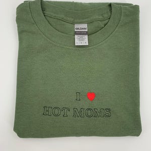 Camiseta unisex bordada "Amo a las mamás calientes"
