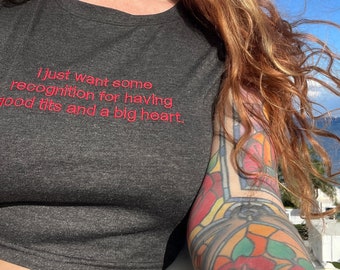 Buenas tetas y un top corto con un gran corazón