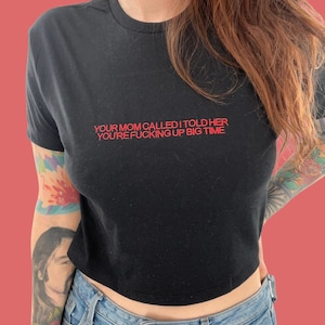 Tu mamá llamó y le dije que estás jodiendo a lo grande camiseta recortada bordada