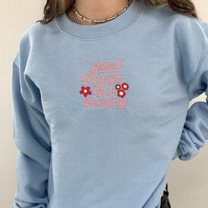 Good Things Are Coming Besticktes Sweatshirt mit Rundhalsausschnitt