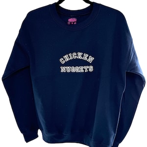 „Chicken Nuggets“ besticktes Sweatshirt mit Rundhalsausschnitt