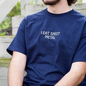 I Eat Sheet Metal 刺繍入り T シャツまたはクルーネック | 皮肉な T シャツ | 面白いスウェットシャツ | 面白い T シャツ | 面白い刺繍入りクルーネック | 彼へのギフト