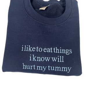 Ich mag Dinge essen, von denen ich weiß, dass sie meinen Bauch verletzen werden besticktes Unisex T-Shirt oder Sweatshirt