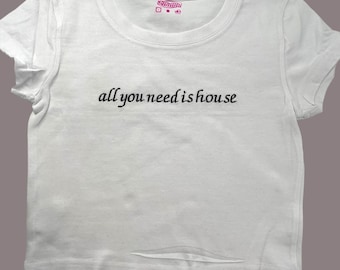 Puede incluir: Camiseta blanca recortada con el texto "all you need is house" impreso en negro.