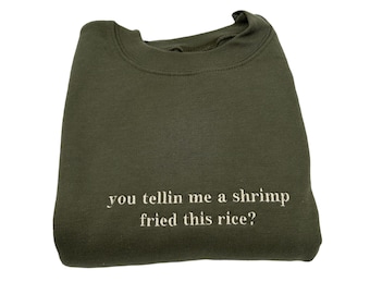 ¿Me estás diciendo que un camarón frió este arroz? Camiseta bordada unisex o sudadera de cuello redondo